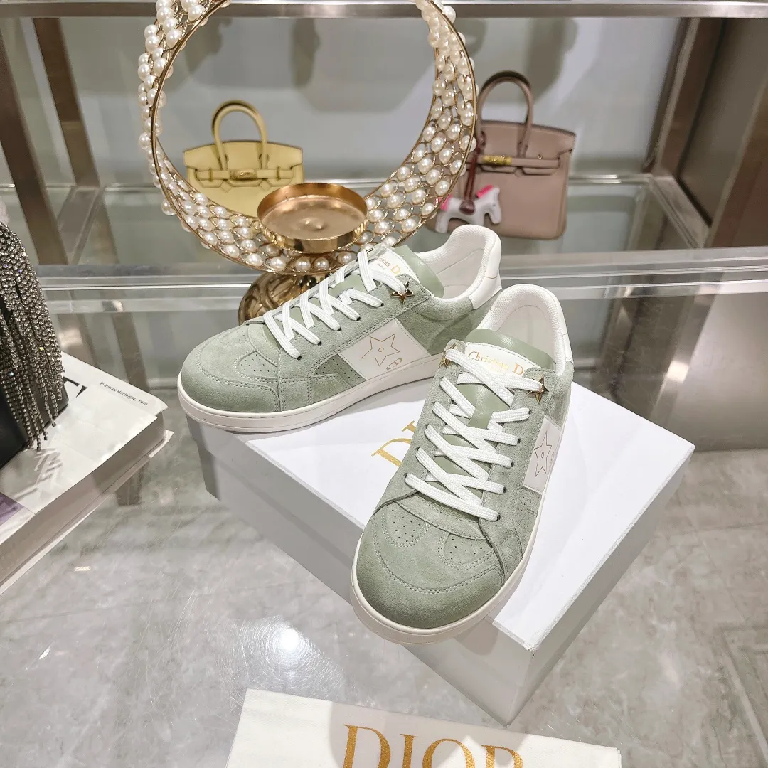 👟👟Ex-factory price 560👟👟Dior2024 new white shoes, Dior Dior Star women's sports shoes, very light summer white shoes. The upper is carefully made of imported suede, decorated with tonal suede panels, metal stars decorate the lace eyelets, and breathable mesh inside. The upper is punched and designed not to stuffy the feet. It is equipped with Christian Dior logo and thin soles. The thick sole is suitable for all seasons! Size: 35-41 (40 and 41 are customized and cannot be returned or exchanged)